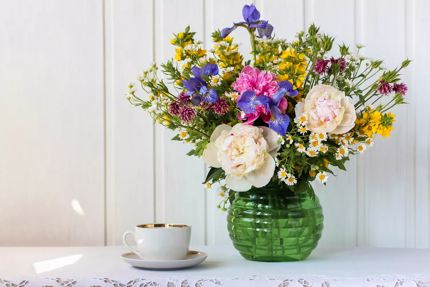 How to Use Floral Mechanics for a Better Bouquet, According to Florists